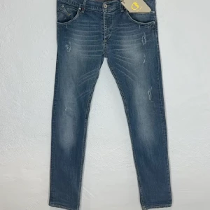 Dondup jeans - Tja säljer dessa dondup jeans då de inte kommer till användning. Bra skick. Passar dig runt 185-188 Sjukt snygg färg. Modellen är Sam. Slitaget är modellen förutom några små hål i höger ficka. Priser är prutbart! Hör av er med frågor och funderingar!