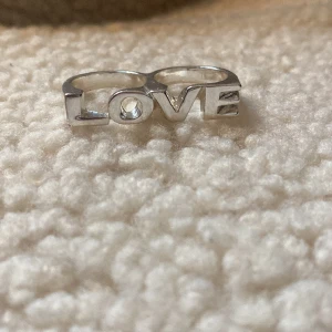 Ringar  - Jätte fin ring som är en dubbel ring