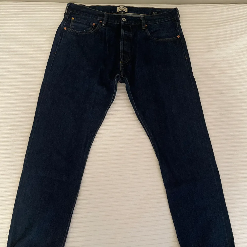 Premium jeans med selvage gjorda av ett svenskt märke i Italien.  Benlängd: 75 cm Midja: 36 tum Pris: 400 Nypris: runt 2200 Modell: M2 Regular Tvätt: Authentic aged Material: 100% bomull. Jeans & Byxor.