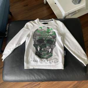 Phillip plein sweatshirt. Äkta i storlek S. Köpt för 8000. denna modellen säljs inte mer vilket gör den rätt så sällsynt. kan frakta eller mötas upp i helsingborg. Obs! priset är inte skrivet i sten