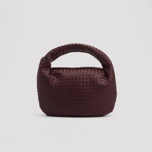 Flätad väska🩷 - Säljer min fina brun/vinröda väska från nakd. Den köptes för 599kr och är slutsåld på deras hemsida! 🩷🙌🏼