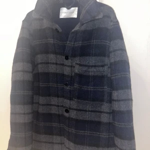 Skjortjacka  - Skjortjacka i ull från A Day’s March i storlek Small (unisex-modell) Skön och varm i bra kvalité så i fint skick! Nypris 1800:-