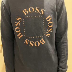 Hugo boss tröja  - Tja! Säljer min Hugo boss tröja.  Använd ett fåtal gånger då den är förstår. Väldigt fint skick på tröjan.  Pris kan diskuteras. POSTAR ENDAST! 