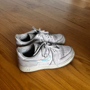 Skor - Säljer mina fina nike air force i rosa. Använda väl, tvätta upp de och de kommer vara superfina!