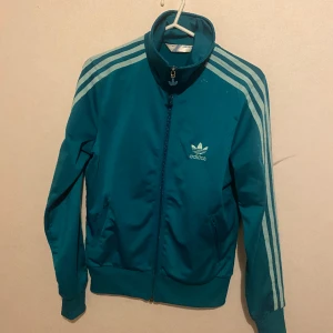 Adidas träningsjacka - Adidas träningsjacka, turkos.  Köpt men aldrig använd.  I bra skick men har spår av användning.