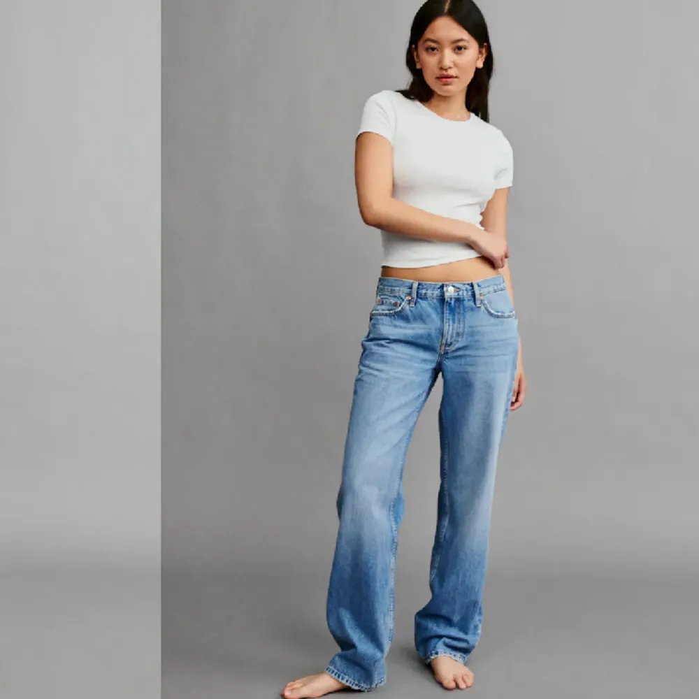 låg midja jeans, använd fåtal gånger, i bra skick, sååå fin⭐️💓 . Jeans & Byxor.