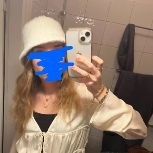 Fluffig vit bucket hat - Jättefin vit fluffig bucket hat. Köpt för 300kr. 