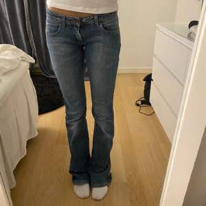 Säljer dessa Lågmidjade jeansen! Står ingen storlek men skulle säga att de passar 34/36😊Lite slitna längst ner kan skicka bild❣️skriv för fler bilder!