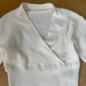 Jättefin stickad tröja - Tyvärr är denna för liten för mig. Helt ny!! Jätte fin med tight midja och vida armar. 