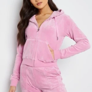 Juicy tröja - Rosa juicy tröja som knappt är använd ❤️köptes ny i somras för 1199