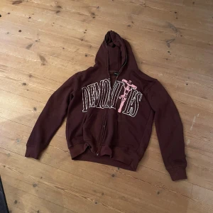 Demonites tröja - Tvär fet demonites tröja strl L men passar m oversized