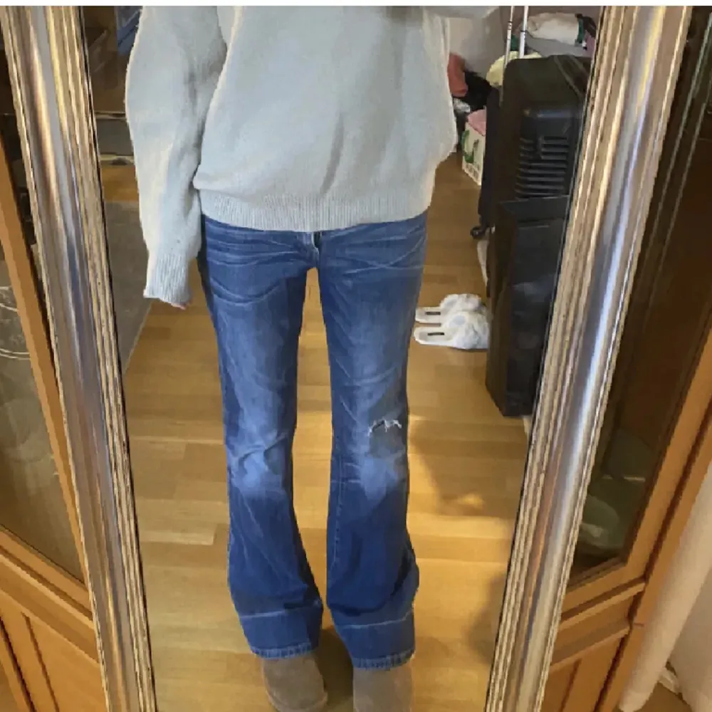 jätte fina lågmidjade bootcut jeans, säljer pågrund av att dom var förstora 💕Innerbenslängd: 79 cm midjemått rakt över: 36-37 cm. Jeans & Byxor.