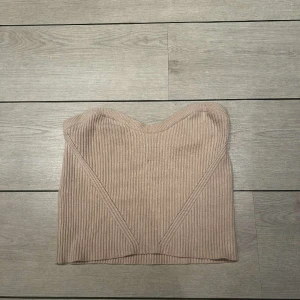 Topp - Säljer denna toppen från BikBok i storlek M. Använd en gång då den är förstor för mig💕