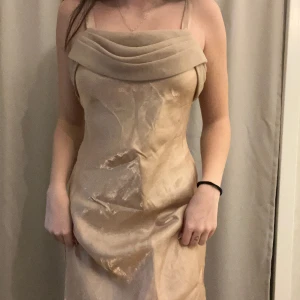 Balklänning  - Sååå fin vintage lång klänning/balklänning! Älskar hur den ser ut i bak!❣️