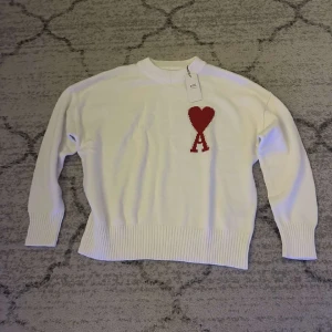 Ami Paris Love tröja - Säljer en Ami Paris tröja jag fick i present då den inte kommer till någon användning, denna tröjan är jättevarm och perfekt nu till vintern, skriv till mig privat om ni vill se Kvittot! eller prisförslag. (Fri frakt) priset är ej hugget i sten!