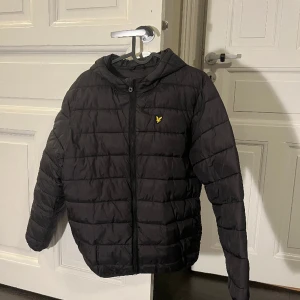 Lyle&Scott jacka - Lyle&Scott jacka. Ganska tunn men går bra till vintern ändå då den håller värme bra! Storlek 170 ungefär (14-15 years)