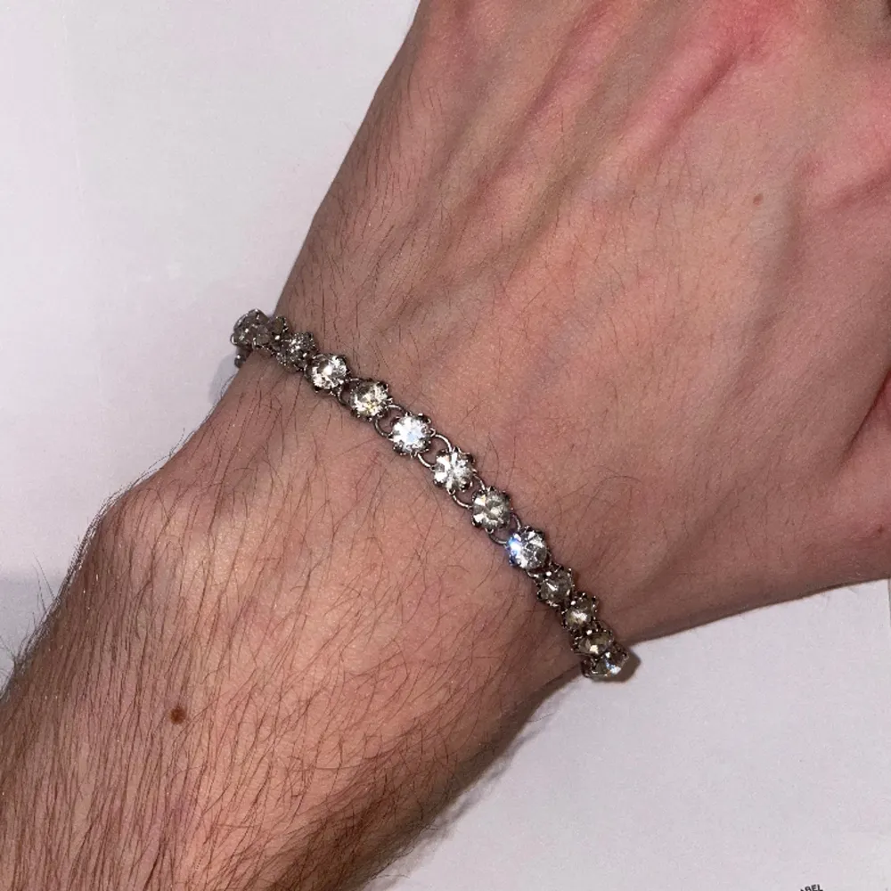 Mycket fint armband köpt i grekland för 400kr, armbandet är 925 silver, inte riktiga diamanter så klart. Skriv för mått. Accessoarer.