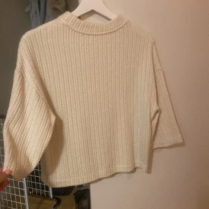Trekvartsärm tröja  - En trekvartsärmad mysig tröja! Storlek XS från mango. Passar även som S. Använd en gång! 