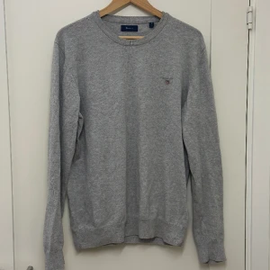 GANT Stickad Tröja - Schysst stickad tröja från GANT. Bara använd ett fåtal gånger så i bra skick. Nypris 699 kr