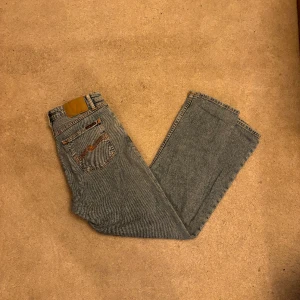 Nudie jeans 27/30 - Säljer ett par riktigt schyssta Nudie Jeans i gott skick!! ||Modell: straight sally || Skick: 8/10 || Sorlek: W27/L30 || Passform: straight fit/raka || Nypris: 1400    Frågor och funderingar? Hör gärna av dig!