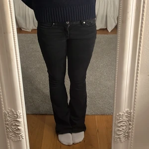 Lågmidjade svarta jeans  - As snygga lågmidjade svarta jeans!!💞💞
