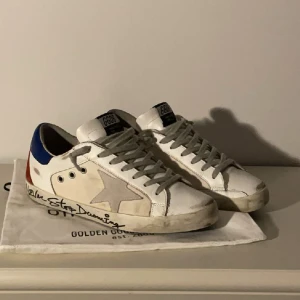 Golden goose skor - Ett par riktigt snygga golden goose skor i bra skick. Nypris 5500kr Mitt pris 2700. Om ni har några funderingar tveka inte på att fråga. Storlek 40,5 passar 41.