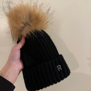 Rockandblue mössa - Rockeandblue mössa, nästintill oanvänd. Fint skick. Äkta rävpäls på bollen. Finns tyvärr inget kvitto kvar. 