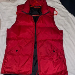 Väst - Vinröd fodrad väst. XS men sitter oversized. Skriv för bilder hur den ser ut på