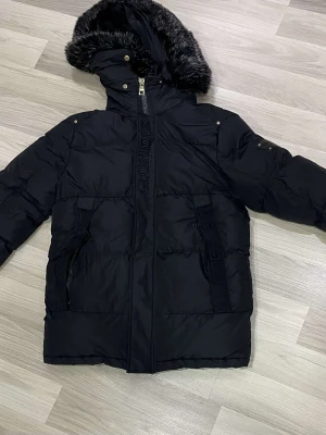 Vinterjacka - Skön jacka som är perfekt nu för vintern! Perfekt för dig som vill köpa en billig julklapp eller unna dig själv! Vid frågor kontakta oss✅