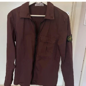 Stone island jacka - Overshirt från stone island, jackan är i en sjukt snygg relativt ovanlig färg. Gott skick 8/10 storlek S. Kan mötas i Västerås eller fraktas mot att köparen står för frakten. Tveka inte på att höra av dig om du undrar något.  Är självklart äkta  //Casper