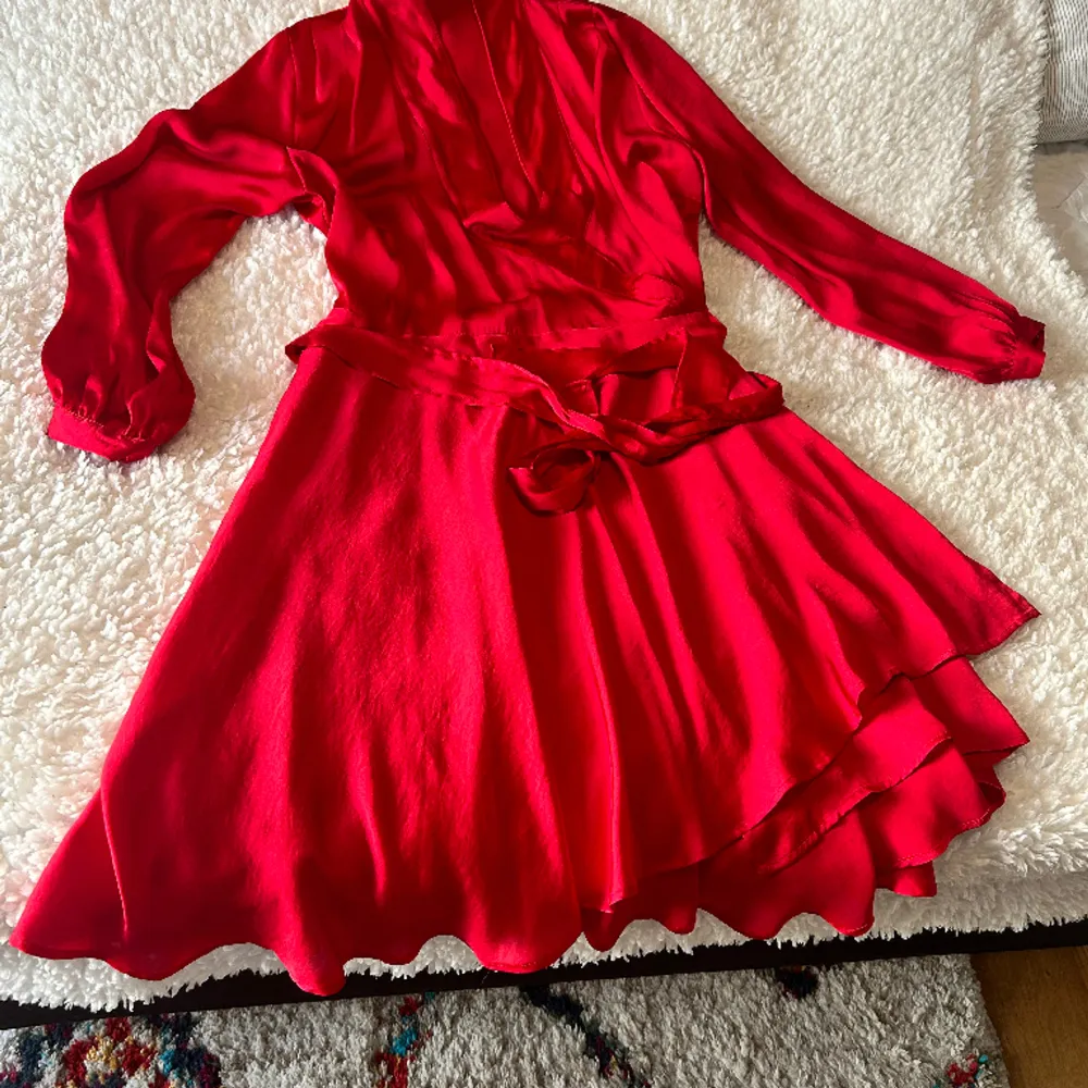 I am selling this beautiful dress because i rarely use . I have won the dress twice. So it is in Good condition Good colour and fits perfectly Good.and Hey it is of Good quality.. Klänningar.