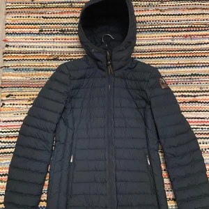 Parajumper jacka  - Oanvänd, endast testad. Införskaffade den i våras men kom aldrig till användning. Den är äkta. 