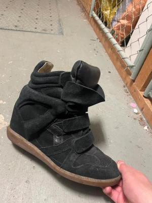 Isabel Marant sneakers - Isabel Marant i mocka/skinn. Använda men i fint skick. Nypris 4200kr. 