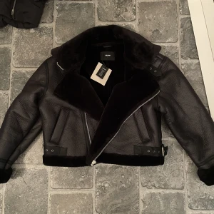 Jacka - Oanvänd jacka i fuskpäls. Nypris 899kr. Bikbok