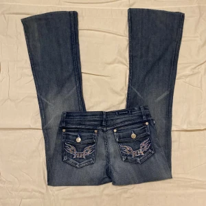 Rock & republic jeans - Snygga jeans från rock & republic. Storlek 27. Midja: 36,5cm. Grenmått; 18cm (lågmidjade) lår: 25,5cm. Innerbenslängd: 82cm. Benöppning: 26cm (bootcut). Kan tyvärr inte fixa bild på då de är för små, men jämför måtten med ett par byxor som du redan har.