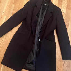 Kapps - Superfin svart kappa med fina detaljer. Mycket god skick och behöver endast använda en roller för päls i luften som fastnar. Storlek M