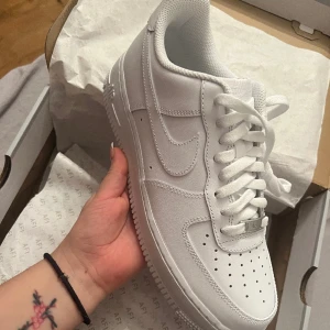 Air force 1 - Nya, aldrig använda. Brukar bunkra upp eller måla dem, sälja vidare men har slutat med det så säljer de rena. 