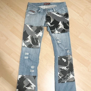 Kamouflage jeans  - Lågmidjade bootcut jeans med coola kamouflage detaljer! Midjemåttet är 42cm tvärsöver och innerbenslängden är 88cm💋💋
