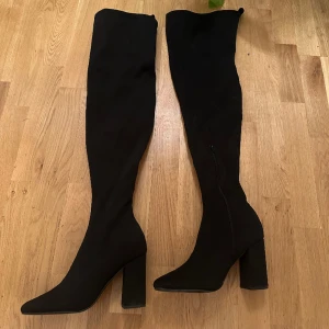 Svarta lårhöga boots - Sparsamt använda, i bra skick.