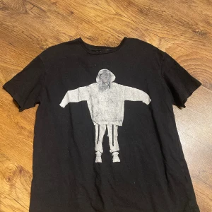 Billie eilish t shirt  - Från Bershka, 35+ BILLIE EILISH SAKER KOLLA MITT KONTO