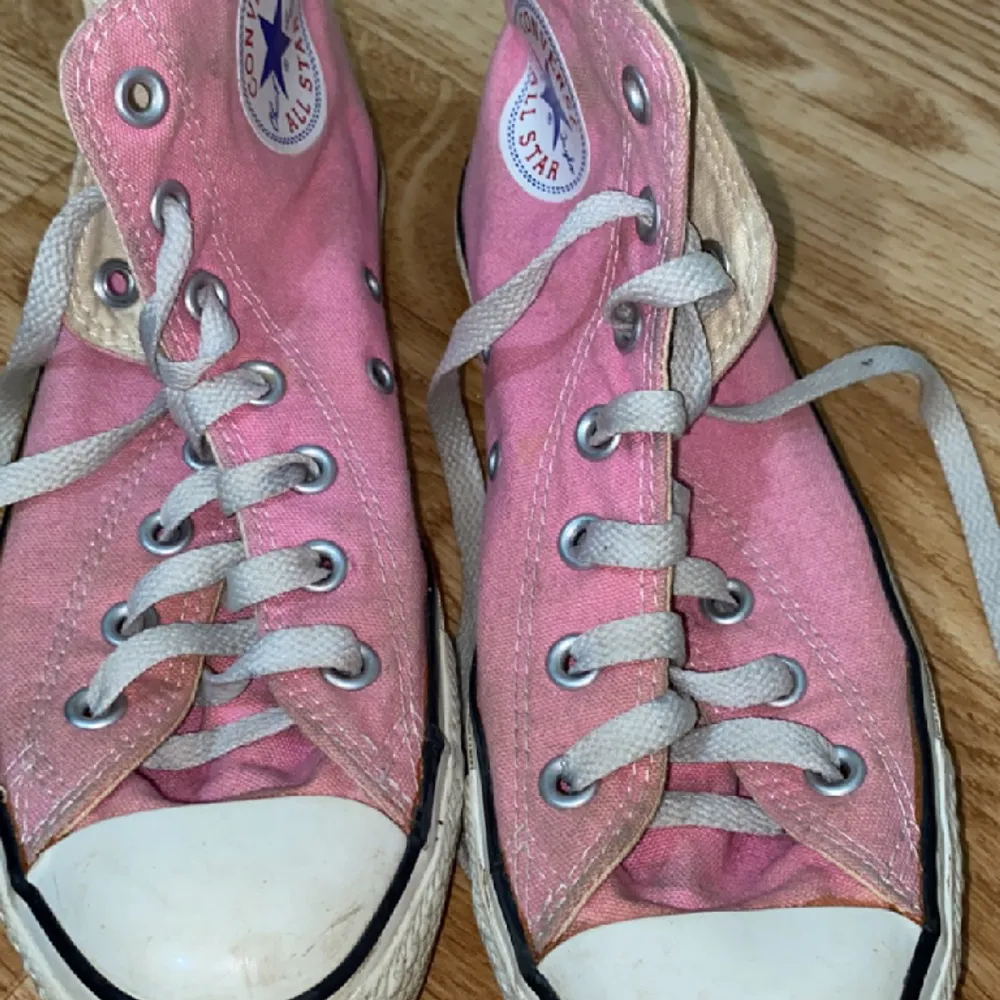 Converse skor i storlek 38 använd några gånger priset 150 använd några gånger. Skor.