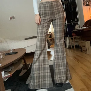 Utsvängda rutiga byxor - Superflared rutiga byxor. Långa! Jag är 165cm och har klackskor på mig på bilden. 