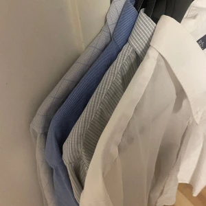 Herrskjortor i olika färger - Säljer flera långärmade herrskjortor i olika färger och mönster. Alla är använda men i bra skick! Alla är storlek xl. Skriv för fler bilder eller frågor. 