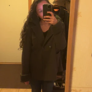 Topshop kappa - As snygg topshop kappa med luva och silk material. Perfekt för hösten och vintern. En knapp är lite lös men är i ett bra skick 