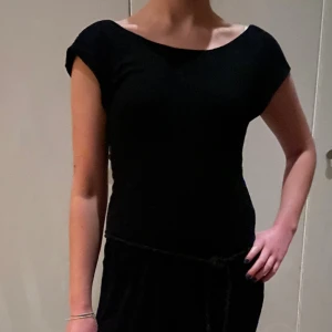 Fin klänning - Jättefin och stilren klänning från Massimo Dutti som passar bra till både festliga och vardagliga tillfällen. Läderskärp med tofs följer även med klänningen.