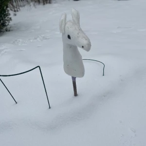Vit käpphäst säljs  - Vit fin handgjord käpphäst säljs pågrund av att jag inte använder den  Tillbehör kommer med. Vid intresse kontakta pris kan diskuteras ‼️ pinnen ingår inte 