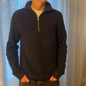 Mörkblå quarter zip  - Riktigt snygg stickad quarter zip tröja. Den är i bra skick. Märke: Selected home. Storlek:M