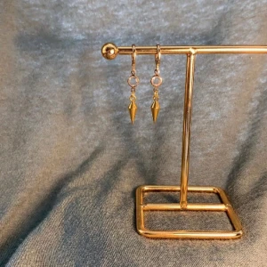 STIL STHLM  - Så snygga örhängen. Köp för 119kr/st eller 199kr/par. Modell 075