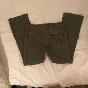 Lågmidjade manchesterbyxor  - Manchester byxor i khaki grön färg med väldigt snygga fickor🥰Lågmidjade med bootcut/raka ben.