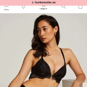 Hunkemöller bh storlek 75A - Vi skulle göra retur igentligen för jag tyckte den satt konstigt på mig och jag störde mig över storleks lappen, så jag klippte bort den så vi kunde inte få retur tyvär.